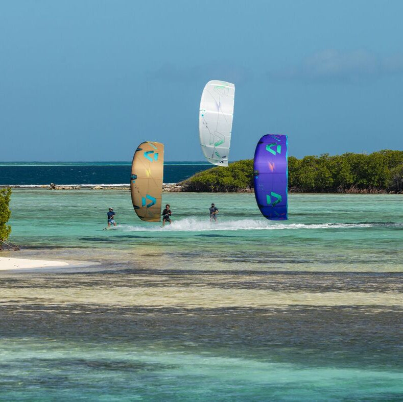 Duotone Rebel SLS Concept Blue 2026 beim Kitesurfen