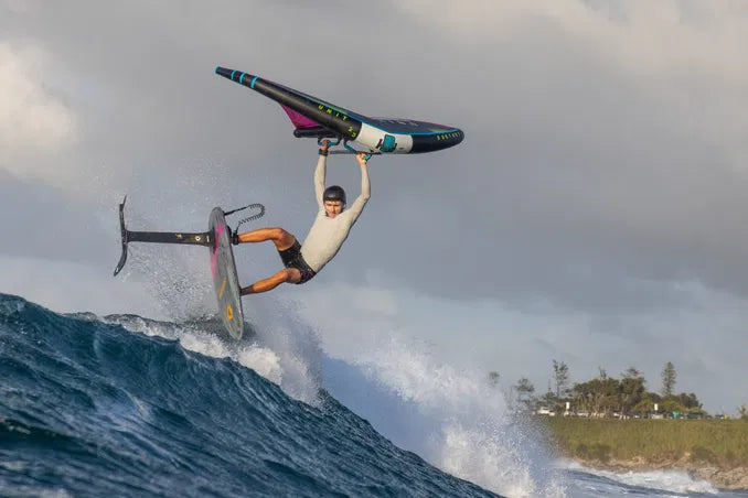 Sprung von Finn Spencer mit dem Duotone Mast Slim 2.0 D/LAB 2025.