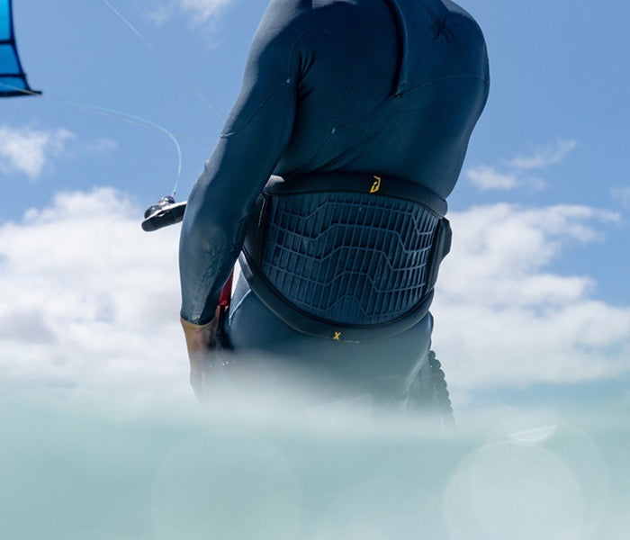 Trapeze für Kitesurfer – Hüft- und Sitztrapeze mit optimalem Halt, Komfort und direkter Kraftübertragung.