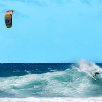 Duotone Neo SLS 2026 in der Welle beim Kitesurfen