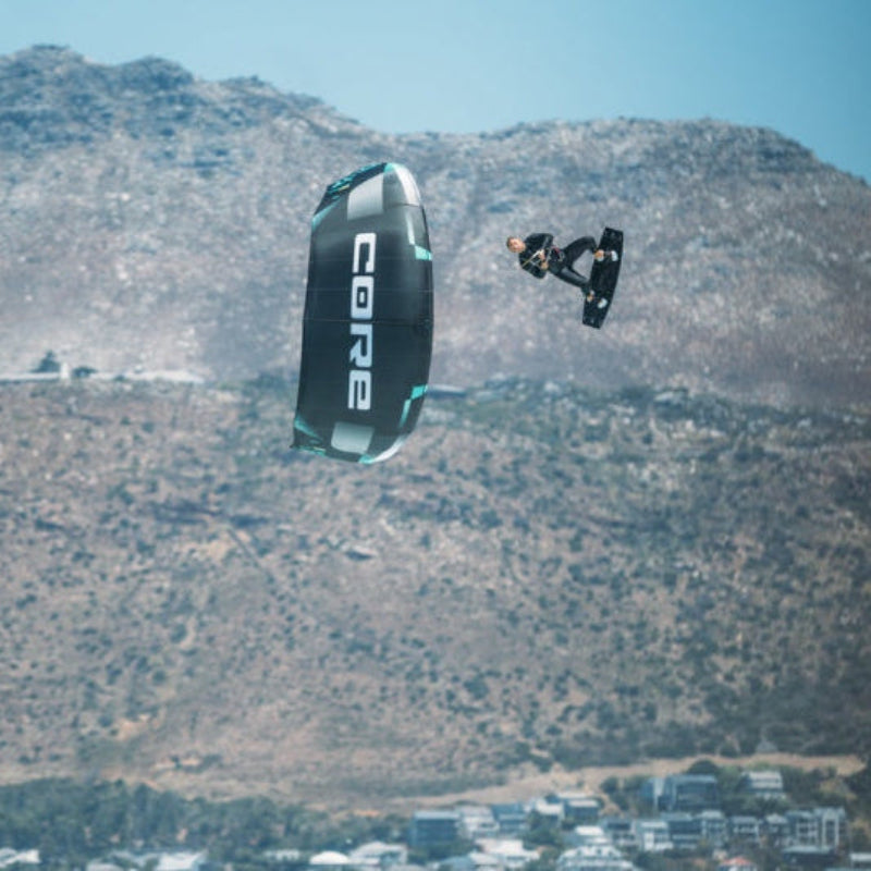 Core XR X beim BigAir Kitesurfen