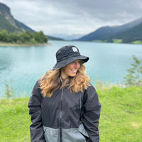 Junkie hat in Schwarz