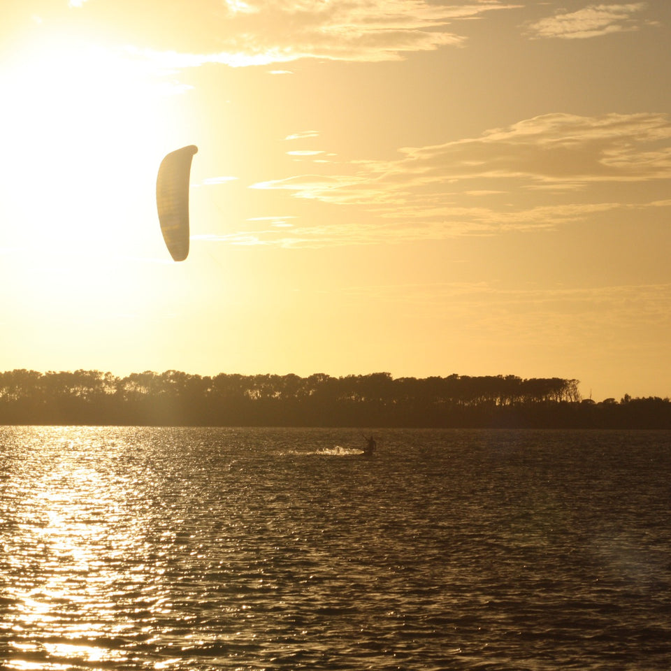 Kitereisen im Frühling – Perfekte Windbedingungen und milde Temperaturen für deinen Kitesurfurlaub mit Kitejunkie.