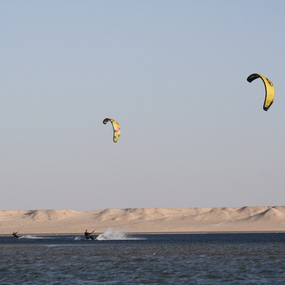 Kitereisen im Herbst – Verlängere deine Saison mit konstantem Wind und leeren Spots in Europa und weltweit mit Kitejunkie.