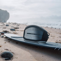 Mystic Stealth Women 2025 auf dem Surfboard