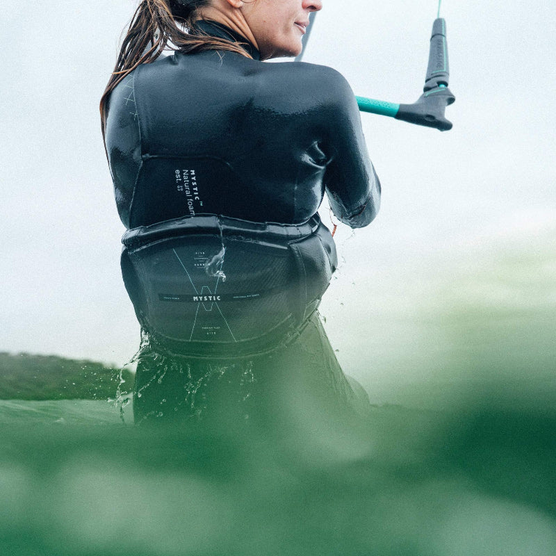 Mystic Stealth Women beim Kitesurfen
