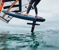 Der Stoke Foil Boost montiert am Mast eines Foil-Boards auf dem Wasser